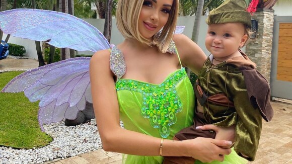 Nabilla : Sublime Fée Clochette dans les rues de Miami, Milann mini Peter Pan hilare