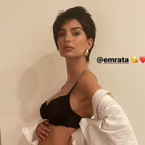 Emily Ratajkowski, enceinte, se déguise en Demi Moore pour Halloween.