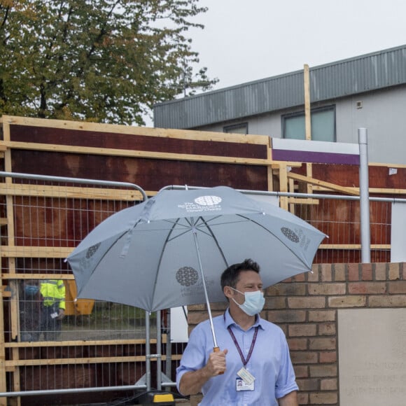 Le prince William, duc de Cambridge, va à la rencontre du personnel et des patients de l'hôpital Royal Marsden à Sutton, le 21 octobre 2020. Cette visite du duc de Cambridge, qui est également président du "Royal Marsden NHS Foundation Trust", marque le début de la construction du "Trust's Oak Cancer Center".