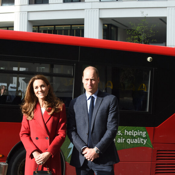 Le prince William, duc de Cambridge, et Kate Middleton, duchesse de Cambridge, visitent l'exposition photographique du projet "Hold Still" à Waterloo Station à Londres, le 20 octobre 2020.