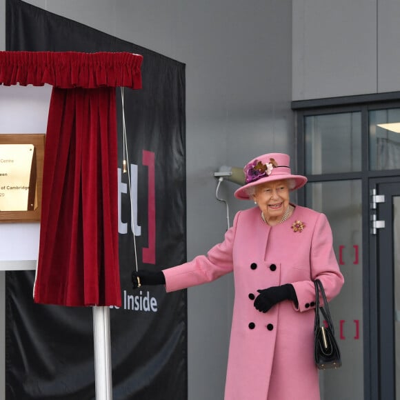 La reine Elisabeth II d'Angleterre et le prince William, duc de Cambridge, visitent le laboratoire des sciences et de la technologie de la défense (DSTL) à Porton Down, le 15 octobre 2020.