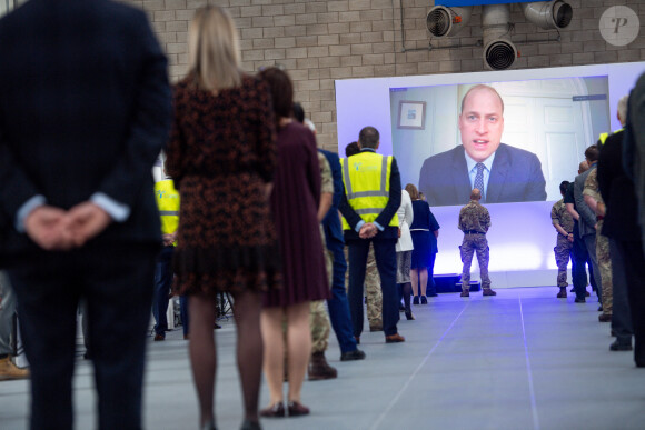 Le prince William, duc de Cambridge, inaugure en vidéoconférence l'hôpital de campagne dans le centre d'exposition de Birmingham le 16 avril 2020.