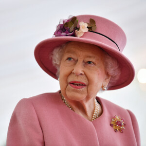 La reine Elizabeth II d'Angleterre et le prince William, duc de Cambridge, visitent le laboratoire des sciences et de la technologie de la défense (DSTL) à Porton Down.