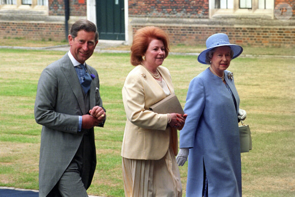 Le prince Charles, Lady Elizabeth Shakerley et la reine Elizabeth II au mariage du prince Pavlos de Grèce et Marie-Chantal Miller en 1995 à Londres.