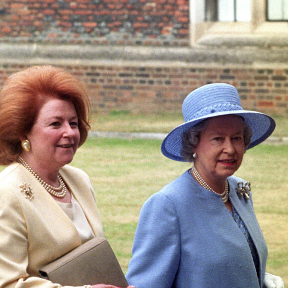 Le prince Charles, Lady Elizabeth Shakerley et la reine Elizabeth II au mariage du prince Pavlos de Grèce et Marie-Chantal Miller en 1995 à Londres.