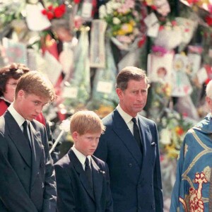 Earl Spencer, le prince William, le prince Harry et le prince Charles aux funérailles de Diana à Londres en 1997.