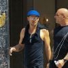 Justin Chambers se promène avec un ami à Beverly Hills le 8 septembre 2017.