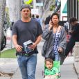  Exclusif - Justin Chambers, sa femme Keisha et son fils font du shopping à Santa Monica. Le 8 mai 2012. 