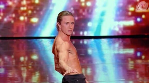 Antony Cesar, danseur, sangliste et acrobate, dans l'émission "La France a un incroyable talent" sur M6. Le 3 novembre 2020.