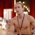 Antony Cesar, danseur, sangliste et acrobate, dans l'émission "La France a un incroyable talent" sur M6. Le 3 novembre 2020.
