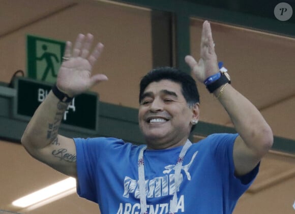 Diego Maradona dans les tribunes lors du match de coupe du monde opposant l'Argentine à la Croatie au stade Nizhny Novgorod à Nijni Novgorod, Russie, le 21 juin 2018. La Croatie a gagné le match 3-0. 
