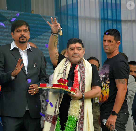 Le légendaire Diego Maradona, ancien joueur de football argentin participe à un programme sportif au 'Sree Bhumi Sporting Club' à Calcutta en Inde, le 11 décembre 2017. Il jouera un match de charité contre Sourav Ganguly, ancien capitaine de cricket de l'équipe indienne, le 12 décembre 2017. 