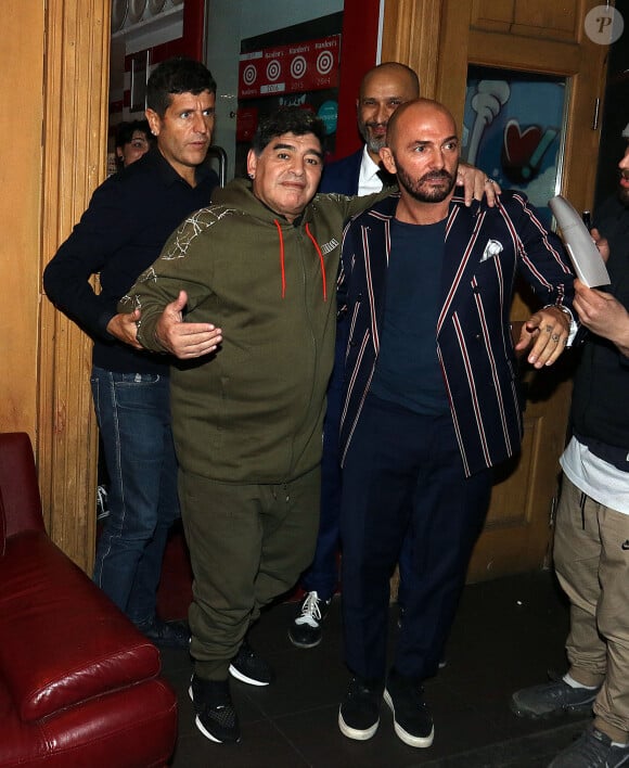 Exclusif - Diego Maradona sort dîner avec sa compagne Rocio Oliva à Londres le 22 octobre 2017.