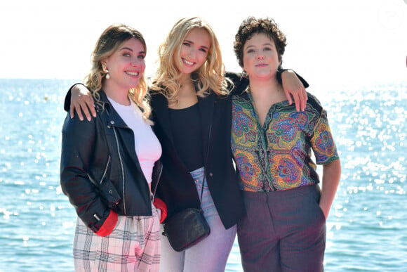 Marie-Sophie Larrouy, Chloé Jouannet, Salomé Diénis-Meulien lors du photocall de "Derby Girl" dans le cadre de Canneseries saison 3 au Palais des Festivals à Cannes le 12 octobre 2020. © Bruno Bebert / Bestimage