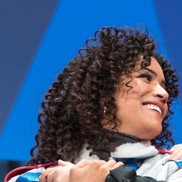 Sabrina Ouazani, Chloé Jouannet sur scène lors de la cérémonie de clôture du 23e festival international du film de comédie de l'Alpe d'Huez, le 18 janvier 2020. © Cyril Moreau/Bestimage