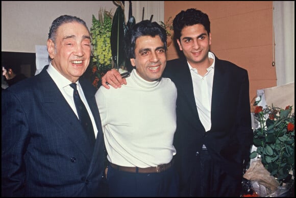Archives - Enrico Macias après un concert avec son père Sylvain Ghrenassia et son fils Jean-Claude en 1992.