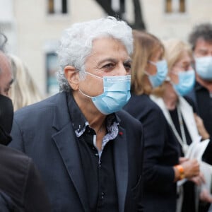 Exclusif - Enrico Macias - Sorties de la messe hommage à Jean-Loup Dabadie en l'église Saint-Germain-des-Prés à Paris le 23 septembre 2020.