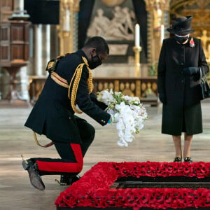 La reine Elizabeth II d'Angleterre rend hommage au soldat inconnu à l'abbaye de Westminster à Londres le 7 novembre 2020. 