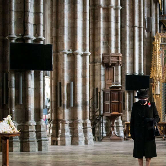 La reine Elizabeth II d'Angleterre rend hommage au soldat inconnu à l'abbaye de Westminster à Londres le 7 novembre 2020. 