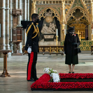 La reine Elizabeth II d'Angleterre rend hommage au soldat inconnu à l'abbaye de Westminster à Londres le 7 novembre 2020. 