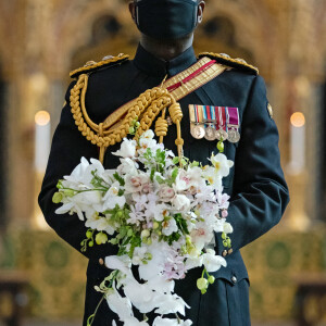 La reine Elizabeth II d'Angleterre rend hommage au soldat inconnu à l'abbaye de Westminster à Londres le 7 novembre 2020. 