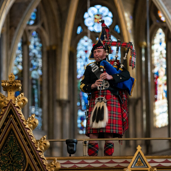 La reine Elizabeth II d'Angleterre rend hommage au soldat inconnu à l'abbaye de Westminster à Londres le 7 novembre 2020. 