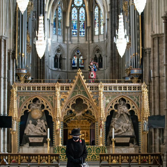 La reine Elizabeth II d'Angleterre rend hommage au soldat inconnu à l'abbaye de Westminster à Londres le 7 novembre 2020. 