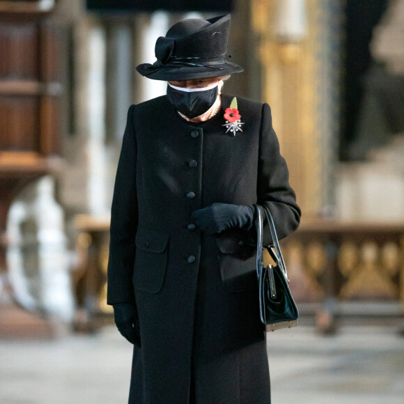 La reine Elizabeth II d'Angleterre rend hommage au soldat inconnu à l'abbaye de Westminster à Londres le 7 novembre 2020. 