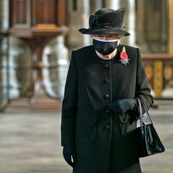 La reine Elizabeth II d'Angleterre rend hommage au soldat inconnu à l'abbaye de Westminster à Londres le 7 novembre 2020. 