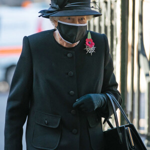 La reine Elizabeth II d'Angleterre rend hommage au soldat inconnu à l'abbaye de Westminster à Londres le 7 novembre 2020. 