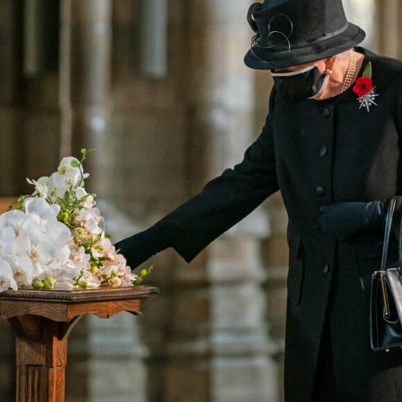 La reine Elizabeth II d'Angleterre rend hommage au soldat inconnu à l'abbaye de Westminster à Londres