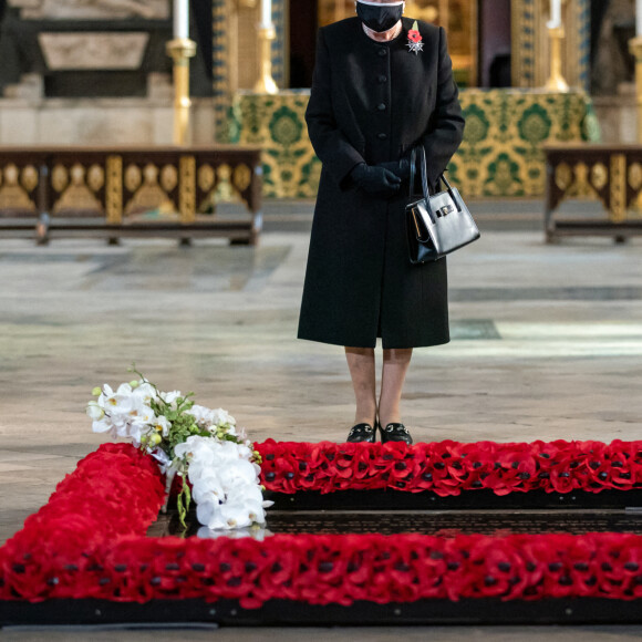 La reine Elizabeth II d'Angleterre rend hommage au soldat inconnu à l'abbaye de Westminster à Londres le 7 novembre 2020. 