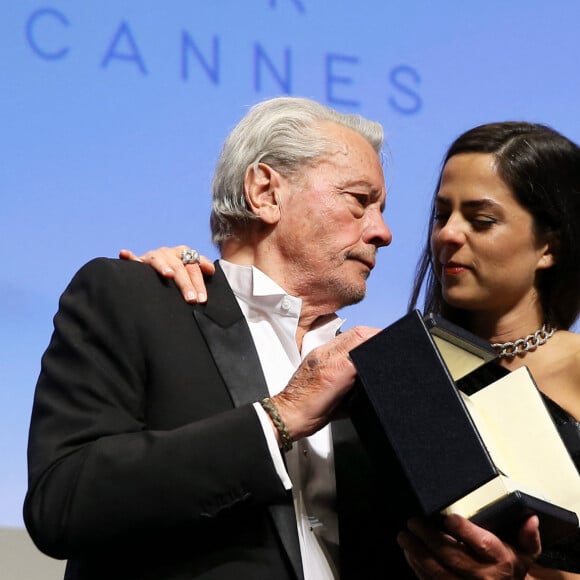 Alain Delon (avec un badge Paris Match d'une ancienne couverture du magazine titrant "Alain Delon, mes deux amours, Rosalie et Anouchka) et sa fille Anouchka (Robe Elie Saab) - Remise de la Palme d'Honneur à Alain Delon lors du 72ème Festival International du Film de Cannes. On may 19th 2019 © Jacovides-Moreau / Bestimage