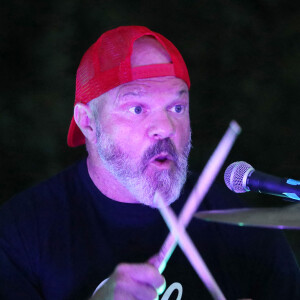 Le grand chef cuisinier et présentateur télé Philippe Etchebest et son groupe de Rock "The Chef and the gang" donnent un concert d'été sur la scène d'un théâtre en plein air, à Pessac près de Bordeaux. Le 23 Juillet 2020. © Patrick Bernard-Fabien Cottereau / Bestimage