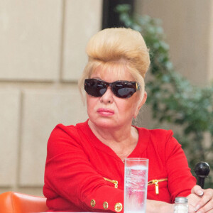 Exclusif - Ivana Trump habillée tout en rouge, est allée déjeuner avec une amie à New York, le 25 septembre 2020.