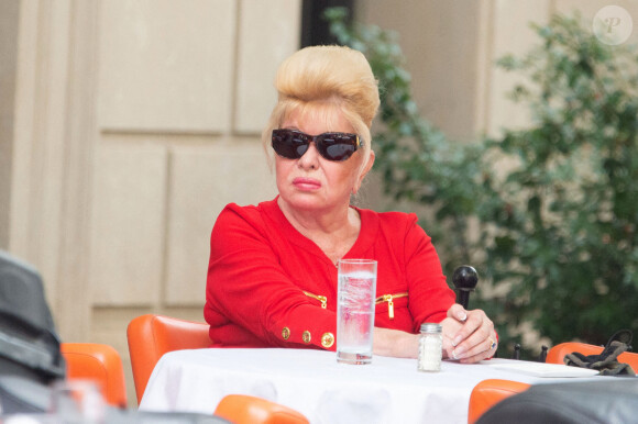 Exclusif - Ivana Trump habillée tout en rouge, est allée déjeuner avec une amie à New York, le 25 septembre 2020.