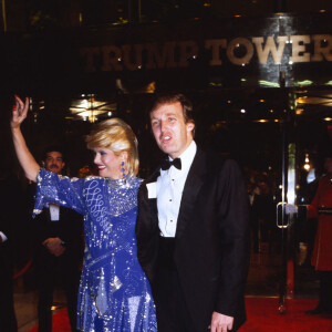 Donald Trump et sa femme Ivana Trump lors de l'inauguration de la Trump Tower à New York en October 1983.