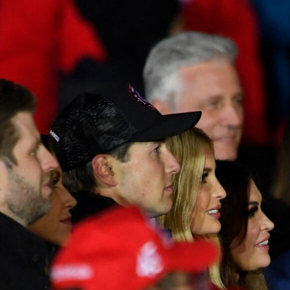 Eric Trump, Jared Kushner, Ivanka Trump, Kimberly Guilfoyle et Donald Trump Jr. lors d'un meeting de "victoire" au Gerald Ford International Airport, dans le Michigan, le 3 novembre 2020.