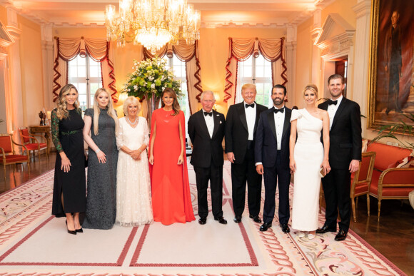 Le président Donald J. Trump et la première dame Melania Trump en famille avec le prince de Galles de Grande-Bretagne, la duchesse de Cornouailles, le mardi 4 juin 2019 à Winfield House à Londres.