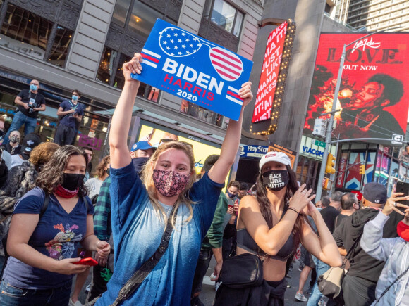 Les habitants de New York descendent dans la rue pour fêter l'élection de Joe Biden à la présidence des Etats-Unis le 7 novembre 2020