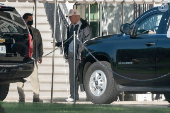 Le président Donald Trump quitte la Maison Blanche pour rejoindre un golf avant l'annonce des résultats des élections présidentielles le 7 novembre 2020.