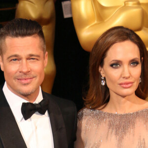 Brad Pitt, Angelina Jolie (habillée en Elie Saab) - 86ème cérémonie des Oscars à Hollywood, le 2 mars 2014.