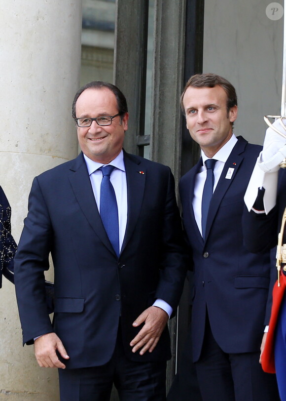 François Hollande et Emmanuel Macron - Le président de la République française a reçu les membres de la délégation française de Paris2024 ainsi que ses deux prédécesseurs au palais de l'Elysée à Paris, France, le 16 septembre 2017. © Dominique Jacovides/Bestimage