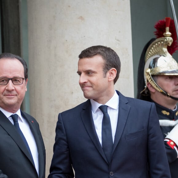 Emmanuel Macron (costume "Jonas & Cie" (rue d'Aboukir à Paris) à 450 Euros), François Hollande - Arrivées au palais de l'Elysée à Paris pour la cérémonie d'investiture d'E. Macron, nouveau président de la République, le 14 mai 2017. © Cyril Moreau/Bestimage