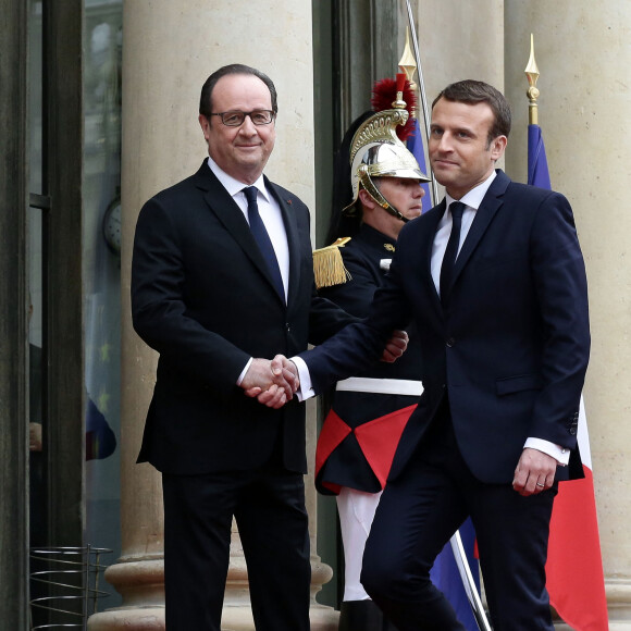 François Hollande et Emmanuel Macron (costume "Jonas & Cie" (rue d'Aboukir à Paris) à 450 Euros) lors de la passation de pouvoir entre Emmanuel Macron et François Hollande au palais de l'Elysée à Paris le 14 mai 2017. © Stéphane Lemouton / Bestimage