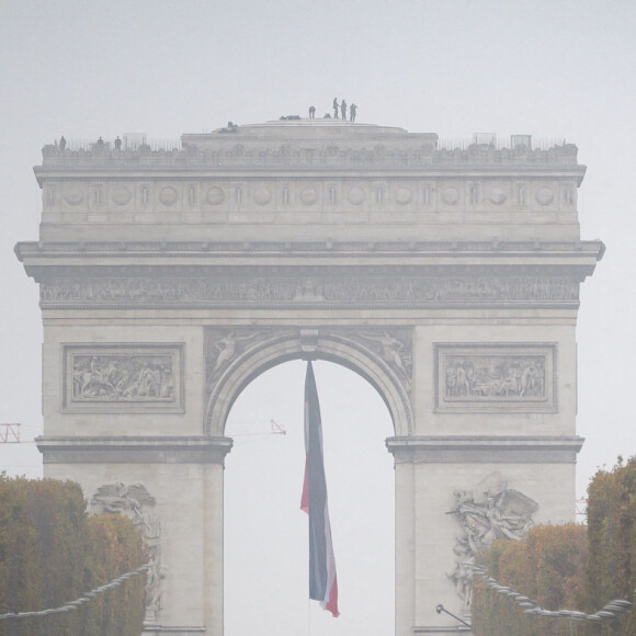 Emmanuel Macron, président de la République Française, dépose une gerbe devant la statue de Georges Clemenceau lors de la célébration du 102ème anniversaire de l'armistice du 11 novembre 1918. Paris, le 11 novembre 2020. © Jacques Witt/Pool/Bestimage
