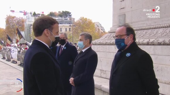 Emmanuel Macron et François Hollande discutent pendant les commémorations du 11 novembre.