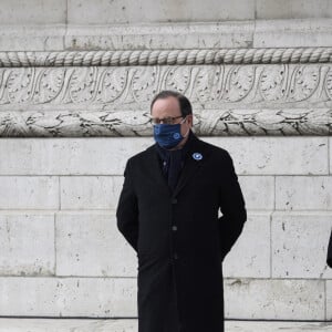 Nicolas Sarkozy, Anne Hidalgo et François Hollande - Emmanuel Macron, président de la République Française, dépose une gerbe devant la statue du Soldat Inconnu, aux pieds de l'Arc de Triomphe, lors de la célébration du 102ème anniversaire de l'armistice du 11 novembre 1918. Paris, le 11 novembre 2020. © Eliot Blondet/Pool/Bestimage