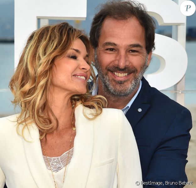 Ingrid Chauvin et son mari Thierry Peythieu durant un photocall pour la 1ère édition du festival Canneseries, à Cannes, sur la plage du Gray d'Albion, le 9 avril 2018. Bruno Bebert / Bestimage
