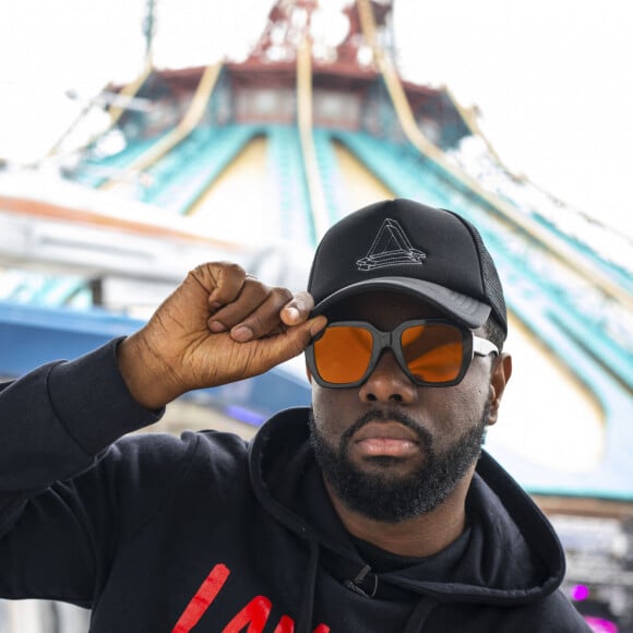 Maître Gims - People lors du lancement des nouvelles attractions au parc Disneyland à Paris. Le 16 novembre 2019 © Disney via Bestimage La Reine des Neiges et Star WarsTM prennent vie dès janvier 2020 à Disneyland® Paris. À quelques semaines seulement des sorties en salles des nouvelles aventures de La Reine des Neiges 2 et de Star Wars : L’Ascension de Skywalker, Disneyland Paris proposera à ses visiteurs de prolonger l’expérience du grand écran à la réalité et accueillera deux célébrations incontournables. Découvrez le programme de La Célébration de La Reine des Neige et des Légendes de la Force – une Célébration Star Wars qui débuteront simultanément le 11 janvier 2020.  People at the launch of new attractions at Disneyland Park in Paris. On November 16th 2019 